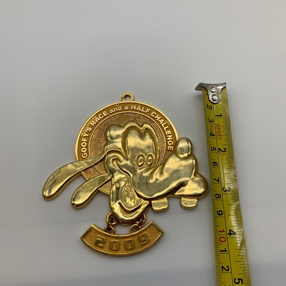Disney Goofy's Race and a Half Challenge 2009 Gold Tone Collectible Goofy Medal - Picture 13 of 14